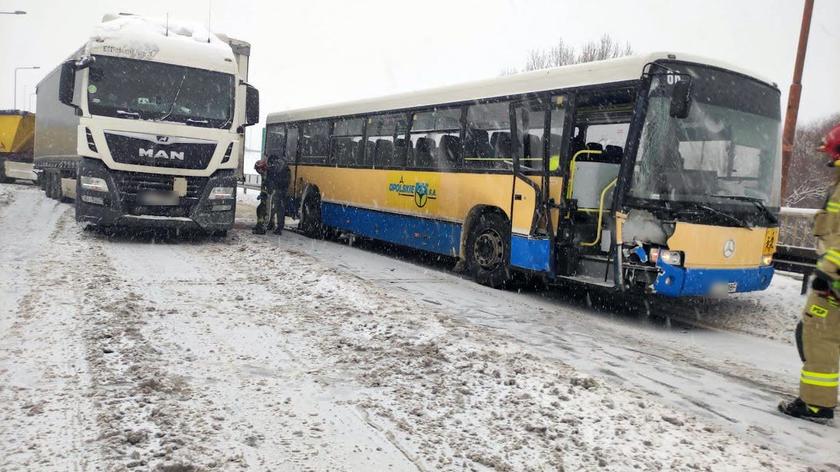 Opole. Zderzenie samochodu ciężarowego z autobusem