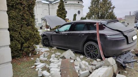 Luszowice, Dąbrowa Tarnowska. Spieszyli się do kościoła, wpadli w poślizg. Porsche przebiło ogrodzenie plebanii