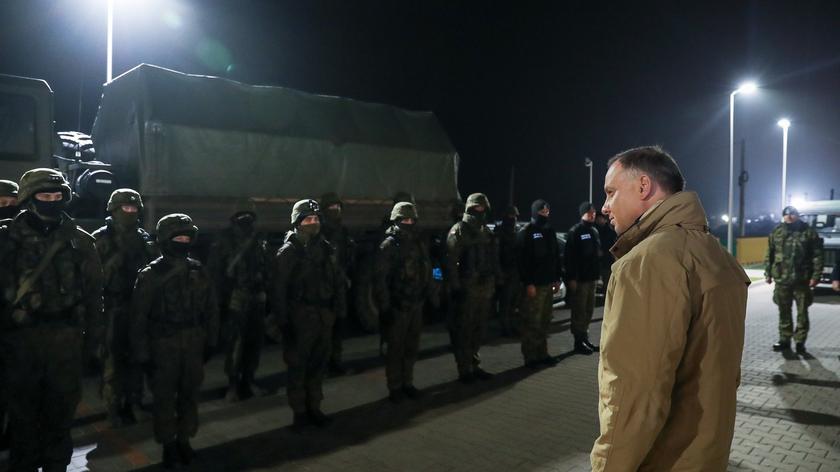 Kryzys na granicy polsko-białoruskiej. Prezydent Andrzej Duda spotkał się z  funkcjonariuszami Straży Granicznej, policji i wojska - TVN24