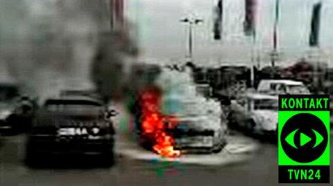 Samochód zapalił się na zatłoczonym parkingu (film Radosław Matejak)