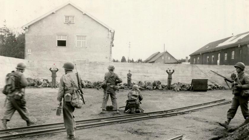 Wyzwalający Dachau żołnierze byli zszokowani skalą okrucieństwa