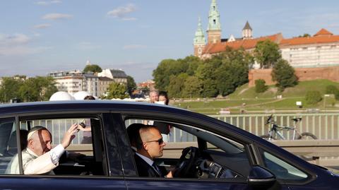 Kolumna z papieżem przejeźdża przez Kraków