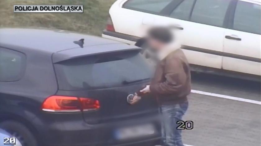Mężczyznę, który zgłosił kradzież auta, nagrały kamery monitoringu
