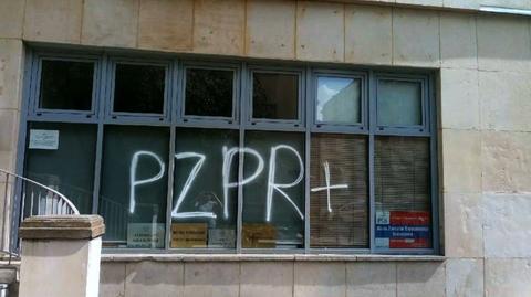 Napis "PZPR+" na warszawskiej siedzibie PiS