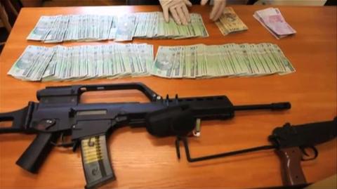 Pieniądze i broń znalezione w domu jednego z zatrzymanych