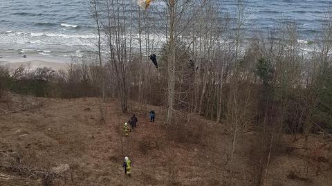 Paralotniarz zatrzymał się na drzewie na wysokości 10 metrów