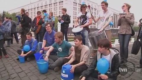 Koncert na kubełkach pod oknami Kremla