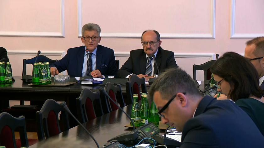 Stanisław Piotrowicz zabiera głos na posiedzeniu komisji sprawiedliwości