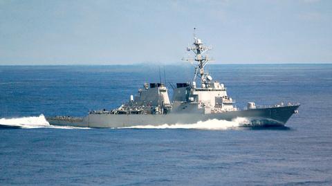 Irańskie łodzie "nękają" niszczyciel US Navy