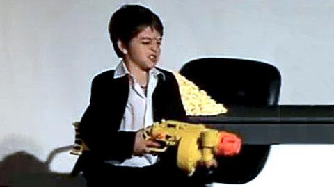 Broń, bluzgi i 7-letni Al Pacino w szkole