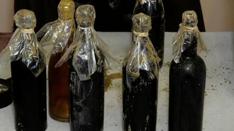 W rezydencji w Kozłówce odkryto 15 butelek stuletniego wina