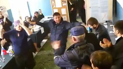 Taniec Kadyrowa w lokalu wyborczym