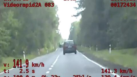 Kierowca czarnego seata przekroczył prędkość o ponad 50 km/h