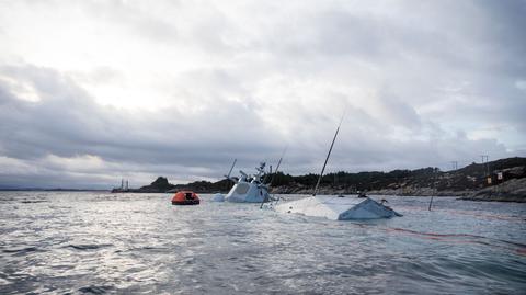 Norweska fregata KNM Helge Ingstad tonie mimo wysiłków