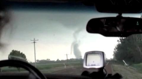 Tornado przez szybę auta