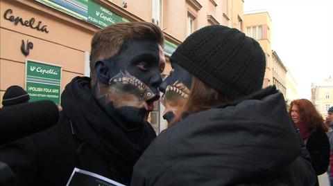 Happening "Karp z ludzką twarzą" na ulicach Warszawy