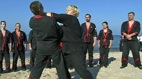 Trenują kung-fu na plaży