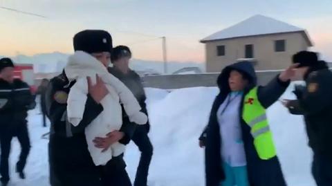 Policjant uratował niemowlę, które przeżyło katastrofę samolotu Bek Air 