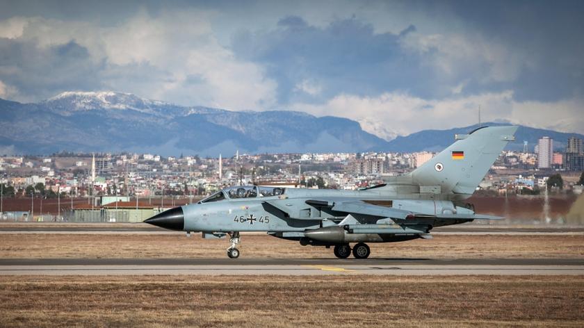 Niemcy wycofają sześć myśliwców wielozadaniowych Tornado. Na nagraniu spotkanie Gabriela z Cavusoglu z 5 czerwca 2017 r.