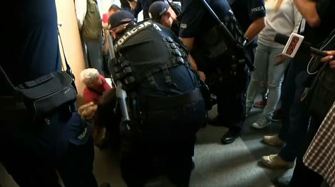 The police removes the protesters from the KRS building