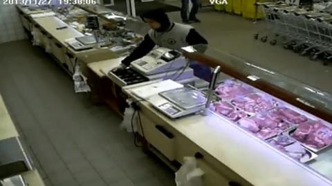 Monitoring nagrał dwóch złodziei, którzy wybrali ze sklepowej kasy 900 zł