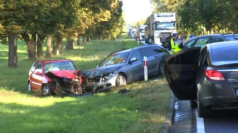 Karambol na drodze krajowej nr 10. Siła uderzenia wyrzuciła silnik z jednego z aut