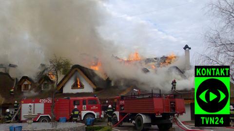 Całkowicie spalił sie dach i poddasze jednego ze skrzydeł hotelu (foto: internauta)