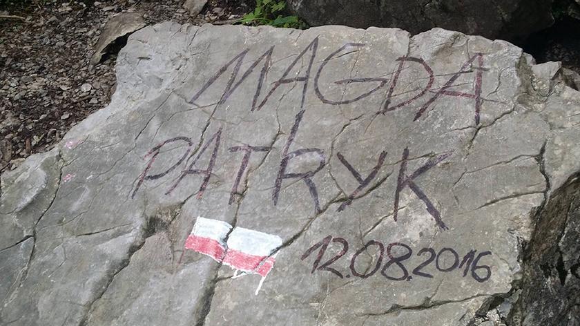 Napis wykonano na czarnym szlaku biegnącym do Jaskini Raptawickiej w Dolinie Kościeliskiej