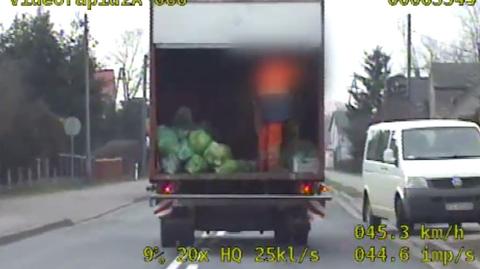 Policyjna kamera nagrała dwóch mężczyzn segregujących odpady w ciężarówce podczas jazdy