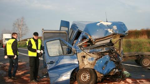 Zderzenie dwóch mercedesów z lawetami i ciężarówki. 9 osób rannych