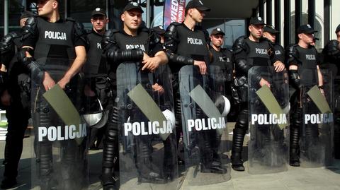 Kary dla oficerów, którzy zlecili cięcie konfetti policjantom. "Fakty" z 5 stycznia
