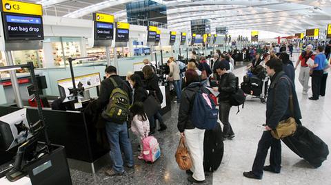 Na nowo otwartym 5. terminalu  lotniska Heathrow w Londynie panuje chaos. Od czwartku odwołano już 240 lotów.