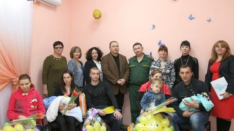 Rodzice noworodków na Krymie z kwiatami, prezentami i powołaniami do wojska