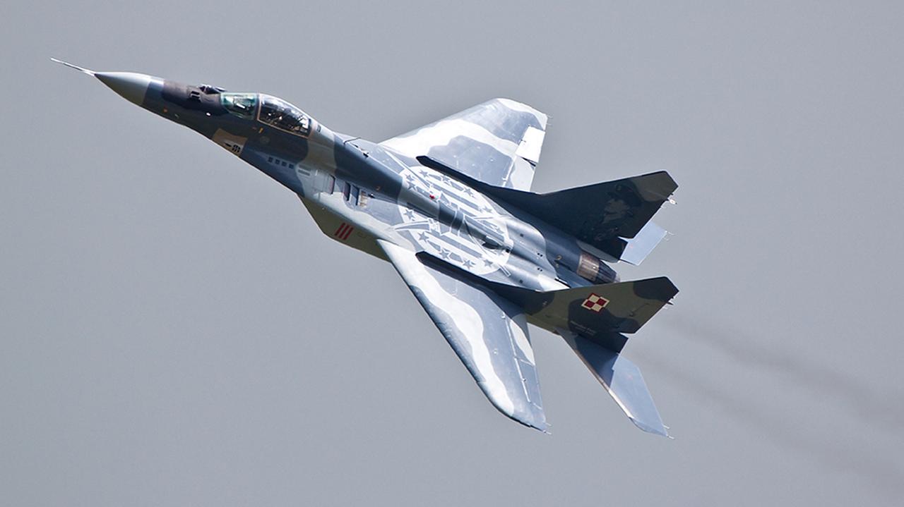 Awantura o samoloty, zarzuty dla pielęgniarek, ewakuacja szkoły