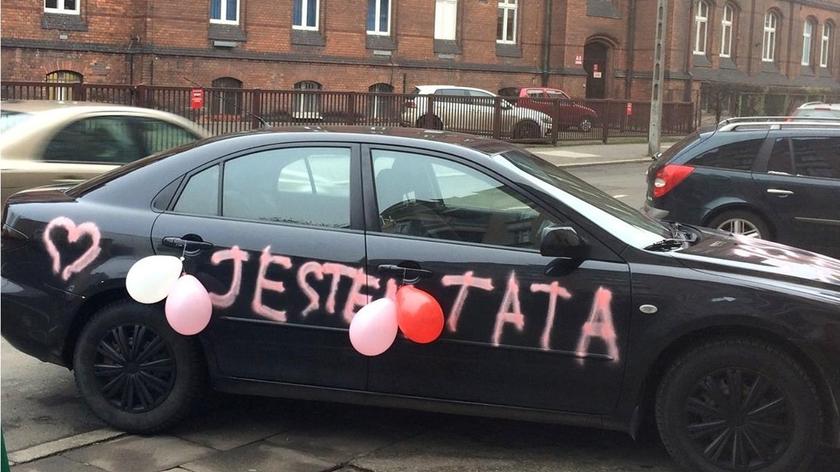 Poznań: Urodziła mu się córeczka, z radości wymalował samochód