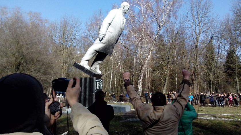 W Charkowie obalono pomnik Lenina. "Cieszymy się, jak w Nowy Rok! Czekaliśmy ponad 20 lat"