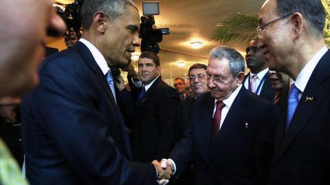 11.04.2015 | Obama i Castro podali sobie ręce. To zapowiedź dużych zmian?