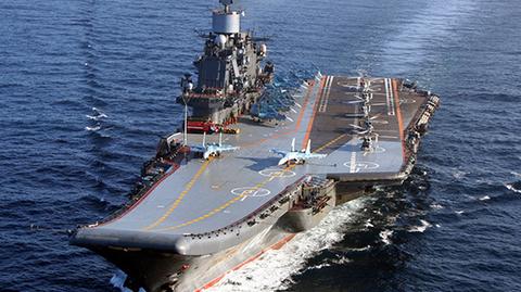 Rosyjski lotniskowiec Admirał Kuzniecow na morzu