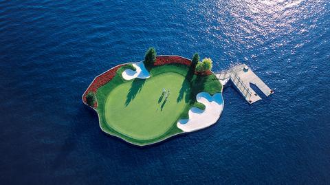 Pływające pole golfowe - najdziwniejszy obiekt sportowy na świecie