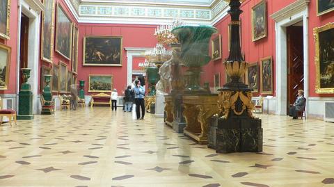 Muzeum Ermitażu znajduje się w Sankt Petersburgu