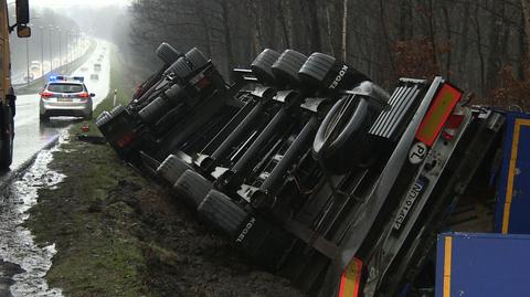 Ciężarówka wpadła w poślizg i wypadła z drogi