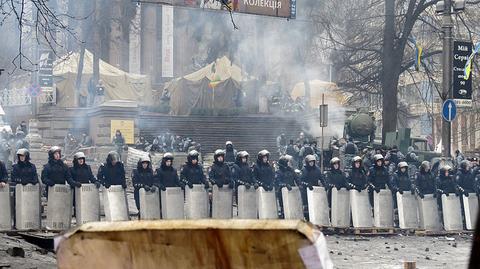 Zniszczenia na kijowskim Majdanie Niepodległości po antyrządowych protestach
