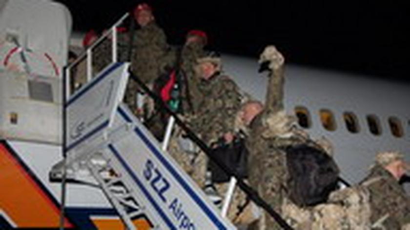 Na lotnisku odlatujących żołnierzy żegnały rodziny