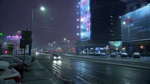 Śnieg na ulicach Warszawy. Zima nie zaskoczyła drogowców