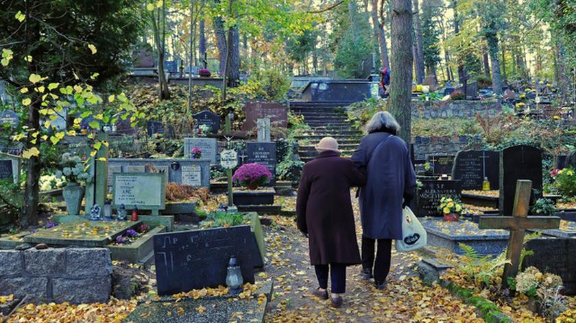 Na cmentarzu stanie kamień pamięci ofiar katastrofy smoleńskiej 