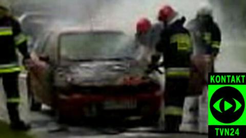 Pożar samochodu koło centrum Arkadia w Warszawie (film: Tomek)