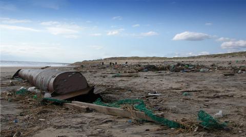 Morze wyrzucło na plażę beczki o niewiadomej zawartości