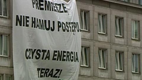 "Premierze nie hamuj postępu. Czysta energia teraz!" - apelowali działacze Greenpeace