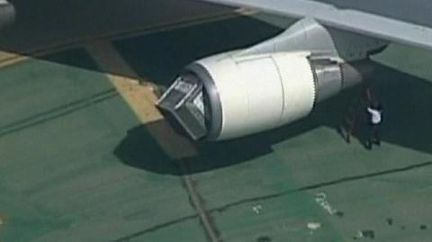 Silnik samolotu zassał kontener