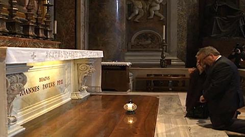 Para prezydencka zapaliła znicz na grobie Jana Pawła II